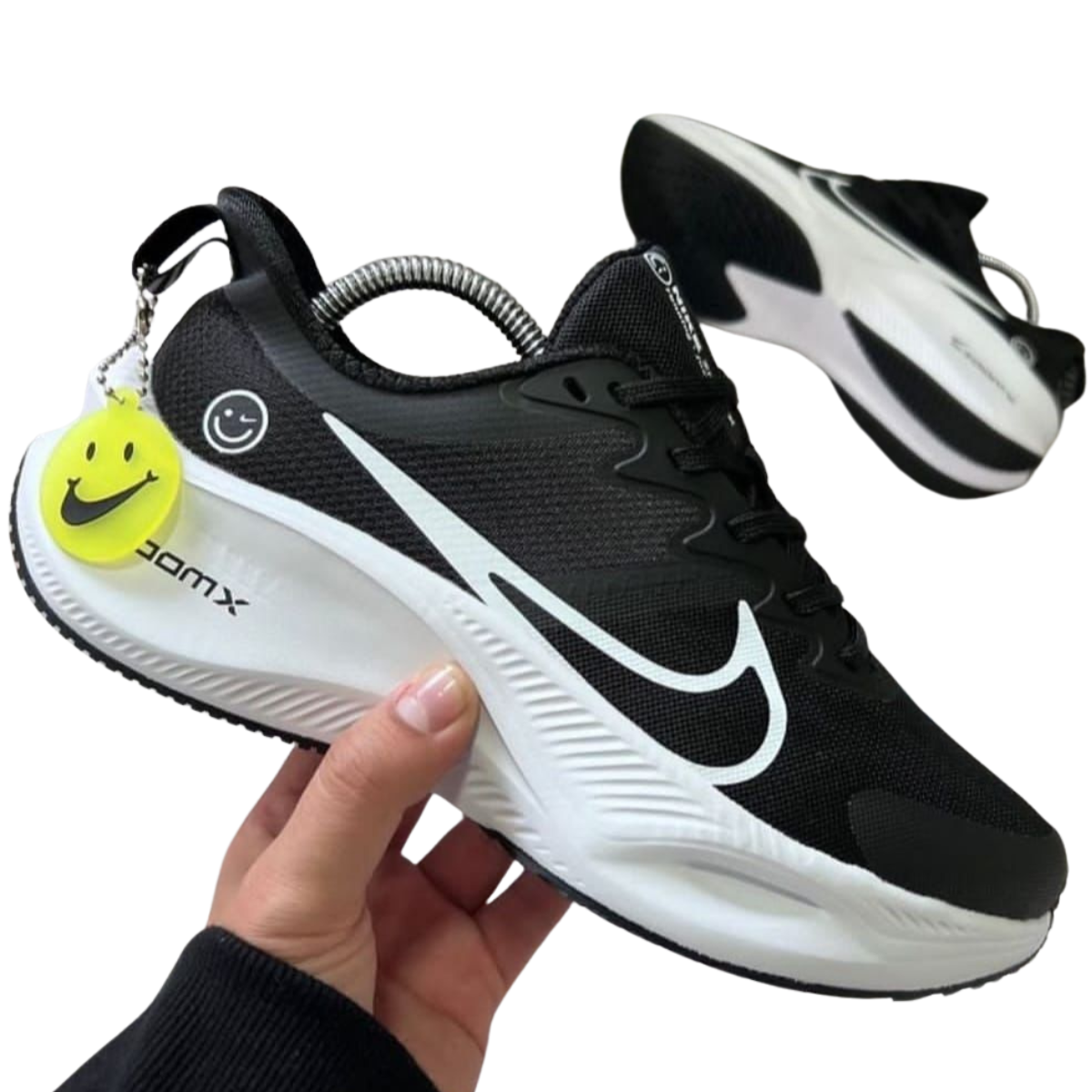 Comprar Zapatillas Nike ZoomX Carita Feliz Hombre. ¿Estás buscando comprar Zapatillas Nike ZoomX Carita Feliz Hombre y quieres saber más sobre sus ventajas y dónde adquirirlas? En Onlineshoppingcenterg, te ofrecemos toda la información y los mejores precios para que encuentres el modelo ideal de Nike ZoomX que se ajuste a tus necesidades.  ¿Por Qué Comprar Zapatillas Nike ZoomX Carita Feliz Hombre? Las Nike ZoomX Carita Feliz Hombre combinan la tecnología avanzada ZoomX de Nike con un diseño único y atractivo. Ideales tanto para corredores como para el uso diario, estas zapatillas son reconocidas por su rendimiento, comodidad y estilo moderno.  Beneficios de las Nike ZoomX Carita Feliz Hombre Tecnología ZoomX: Con una entresuela ZoomX ligera y reactiva, estas zapatillas brindan una amortiguación superior que transforma cada paso en un impulso hacia adelante. Diseño Original: La “Carita Feliz” es un detalle especial que añade un toque único a estas zapatillas, resaltando en estilo sin perder el rendimiento que caracteriza a los modelos Nike ZoomX. Comodidad y Resistencia: Con una estructura pensada para el uso prolongado, las Nike ZoomX ofrecen un soporte ideal en diferentes superficies, desde calles de ciudad hasta terrenos de senderismo. Características Destacadas de las Zapatillas Nike ZoomX Carita Feliz Hombre 1. Tecnología ZoomX para el Mejor Rendimiento El sistema Nike ZoomX es conocido por su capacidad para ofrecer una amortiguación suave y dinámica, perfecta para quienes buscan velocidad y comodidad en cada pisada. Modelos similares, como el Nike Vaporfly Next 2 o el Nike ZoomX Vaporfly Next 3, comparten esta tecnología, brindando soporte excepcional para correr o caminar largas distancias.